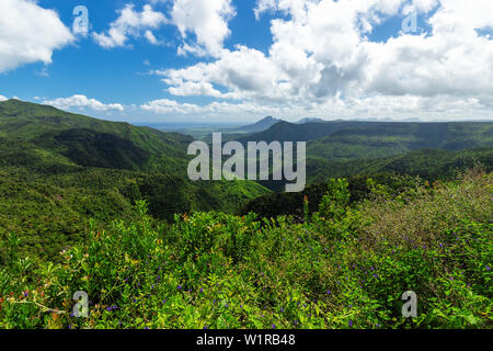 Panoramablick von Black River Gorges National Park, Schluchten Sicht auf Mauritius. Stockfoto