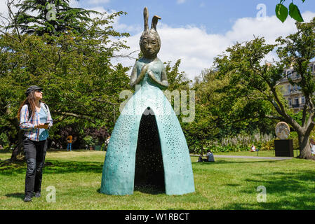 London, Großbritannien. Vom 3. Juli 2019. Eine Frau Blick' Usagi Kannon II", 2013-18, von Leiko Ikemura. Fries Skulptur öffnet im Regent's Park, London's größte freie Anzeige der freien Kunst Werke von 23 internationalen Künstlern ausgestellt sind vom 3. Juli bis 6. Oktober 2019. Credit: Stephen Chung/Alamy leben Nachrichten Stockfoto