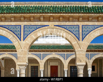 MONASTIR, Tunesien, AFRIKA JUNI 2010: Wunderschöne Wand mit bunten Details der ersten tunesischen Präsidenten Habib Bourguiba museum in Monastir, Tunesien Stockfoto