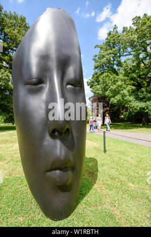 London, Großbritannien. Vom 3. Juli 2019. "Laura Asia's Dream', 2018, von Jaume Plensa. Fries Skulptur öffnet im Regent's Park, London's größte freie Anzeige der freien Kunst Werke von 23 internationalen Künstlern ausgestellt sind vom 3. Juli bis 6. Oktober 2019. Credit: Stephen Chung/Alamy leben Nachrichten Stockfoto