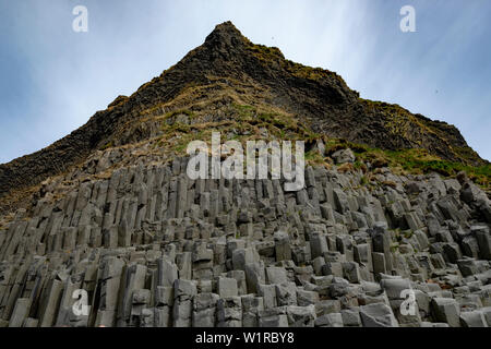 Ungewöhnliche Felsformationen am schwarzen Sandstrand von Reynisfjara, Island Stockfoto