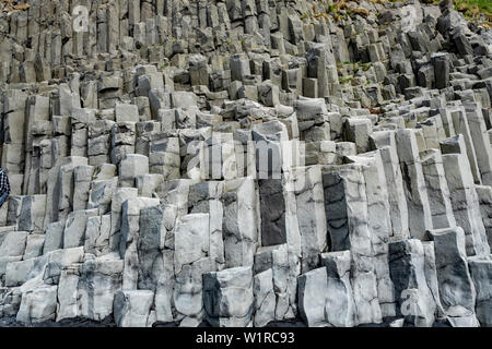 Ungewöhnliche Felsformationen am schwarzen Sandstrand von Reynisfjara, Island Stockfoto