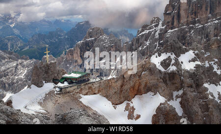 Unglaubliche Aussicht vom Monte Cristallo zu den Sattel Passo del Cristallo, Dolomiten, Italien Stockfoto