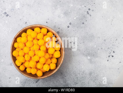 Puffed goldenen Käse Kugeln als klassische Kinder Snack auf Leuchtkasten. Ansicht von oben Stockfoto