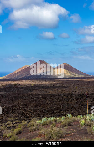 Nette Gruppe von vulkanischen Krater der Insel Lanzarote an einem schönen Tag Stockfoto