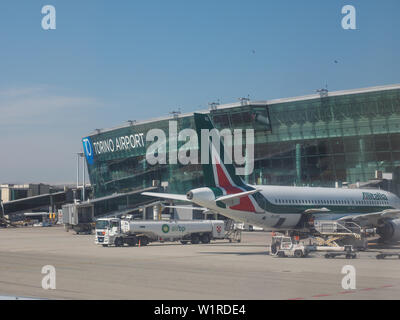 CASELLE, ITALIEN - ca. Juni 2019: Alitalia Airbus A320-200 Ebene an Sandro Pertini Flughafen Turin Stockfoto