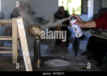 Gaza, den Palästinensischen Gebieten. 03 Juli, 2019. Eine palästinensische Künstlerin Sprays eine Skulptur während Workshop gefördert von Arabischen Fonds für Kunst und Kultur (Afac). Credit: Mohammed Talatene/dpa/Alamy leben Nachrichten Stockfoto