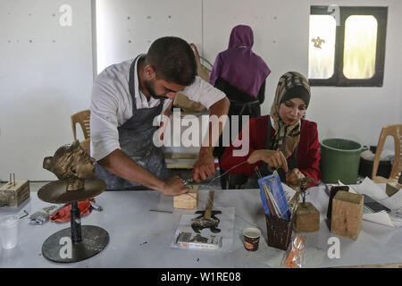 Gaza, den Palästinensischen Gebieten. 03 Juli, 2019. Palästinensische Künstler machen Ton Skulpturen durch die Verwendung von modernen Instrumenten und Materialien im Rahmen eines Workshops gefördert von Arabischen Fonds für Kunst und Kultur (Afac). Credit: Mohammed Talatene/dpa/Alamy leben Nachrichten Stockfoto