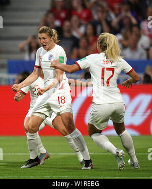 England's Ellen White feiert ihr Seiten erste Ziel des Spiels Stockfoto