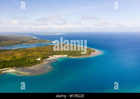 Balabac, Palawan, Philippinen. Der Küste eine große Insel mit wunderschönen Lagunen, Ansicht von oben. Tropische Insel mit Wäldern. Stockfoto