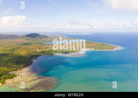 Balabac, Palawan, Philippinen. Der Küste eine große Insel mit wunderschönen Lagunen, Ansicht von oben. Tropische Insel mit Wäldern. Stockfoto