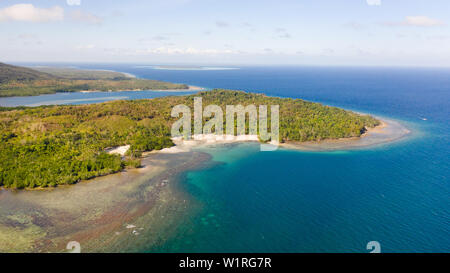 Balabac, Palawan, Philippinen. Der Küste eine große Insel mit wunderschönen Lagunen, Ansicht von oben. Tropische Insel mit Wäldern. Stockfoto