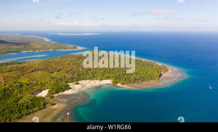 Balabac, Palawan, Philippinen. Der Küste eine große Insel mit wunderschönen Lagunen, Ansicht von oben. Tropische Insel mit Wäldern. Stockfoto