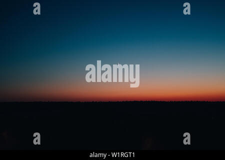 Am späten Abend Himmel und Landschaft. Ruhe Sommer Landschaft Nacht. Camping in der Wildnis. Sonnenuntergang, Sonnenaufgang im Park. Scenic, malerischen Blick Hintergrund, Hintergrund. Wilden Wald bei Nacht Stockfoto