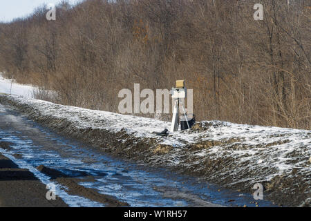 Mobile automatische Kamera Radar auf Winter Straße Stockfoto