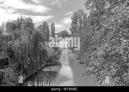 Den Fluss Derwent, wie es läuft durch Malton in Yorkshire. Bäume säumen die Flussufer und eine alte Mühle auf der Kurve liegt. Ein blauer Himmel mit Wolken ich Stockfoto