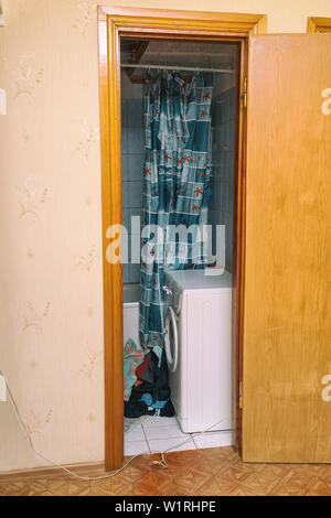 Blick auf die Waschmaschine im Badezimmer klein Stockfoto