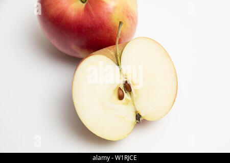 Beschreibung: reife Frucht der rot-grüner Apfel mit der Hälfte von Apple Stockfoto