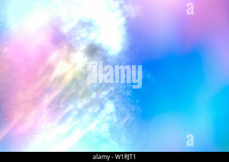 Helle abstrakten Himmel mit Blendung Hintergrund. Bunte pink, blau und weiß verschwommenen Hintergrund. Sun Flare, strahlend leuchtende Tapeten. Regenbogen Wolken mit Sonnenlicht kreative Bild horizontal Stockfoto