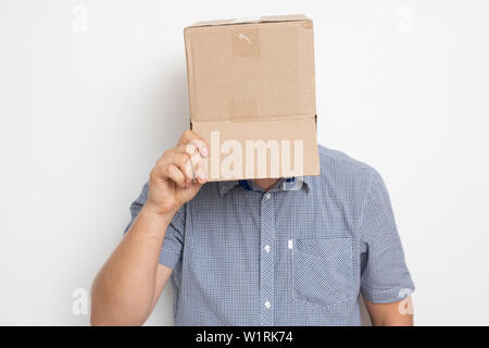 Beschreibung: Ein anonymer Mann mit einer Box auf seinem Kopf, seine Identität zu verbergen ich Stockfoto