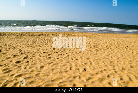 Schönen Sandstrand unter einem Schein der Sonne. Stockfoto