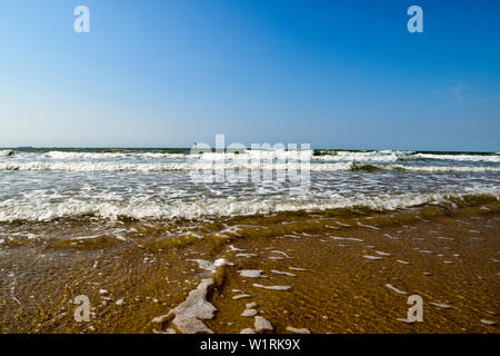 Schönen Sandstrand unter einem Schein der Sonne. Stockfoto