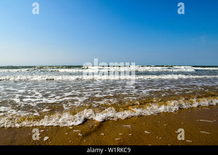 Schönen Sandstrand unter einem Schein der Sonne. Stockfoto