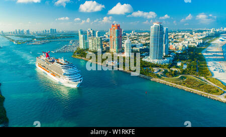 Kreuzfahrtschiff (Carnival Magic) Eingang zum Atlantischen Ozean, vom Hafen von Miami. South Beach. Florida. USA. Stockfoto