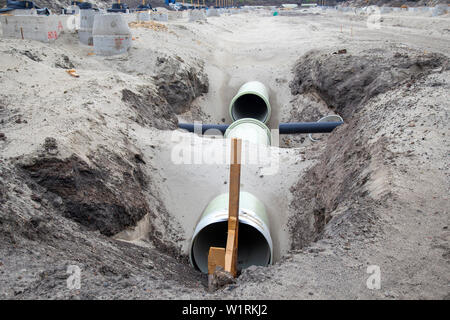 Faserverstärkte Entwässerung Rohre im Sand für Klärgruben und Brunnen auf einer Baustelle begraben. Stockfoto