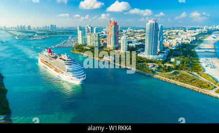 Kreuzfahrtschiff (Carnival Magic) Eingang zum Atlantischen Ozean, vom Hafen von Miami. South Beach. Florida. USA. Stockfoto