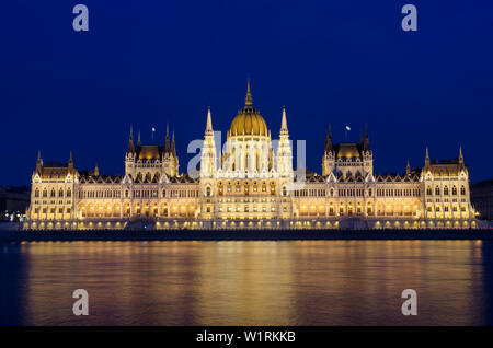 Beleuchtete Budapest Ungarisches Parlament in der Nacht in der Donau wider. Stockfoto