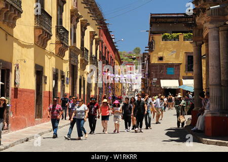 Massen von Menschen auf der Straße von San Miguel de Allende, Guanajuato, Mexiko. Stockfoto