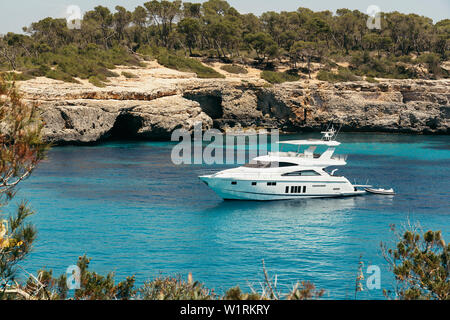 England Yatchs in türkisfarbenem Wasser in Cala Mondrago, Mondrago Natural Park, Mallorca. Stockfoto