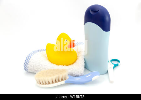 Gruppe von Sachen für Baby Badewanne auf weißem Hintergrund. Stockfoto