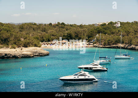 England Yatchs in türkisfarbenem Wasser in Cala Mondrago, Mondrago Natural Park, Mallorca. Stockfoto