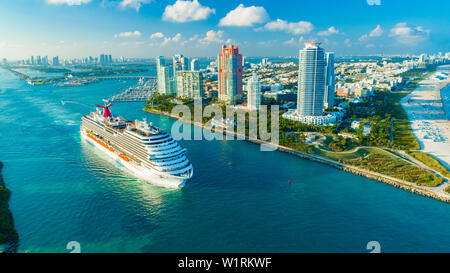 Kreuzfahrtschiff (Carnival Magic) Eingang zum Atlantischen Ozean, vom Hafen von Miami. South Beach. Florida. USA. Stockfoto