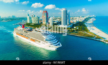 Kreuzfahrtschiff (Carnival Magic) Eingang zum Atlantischen Ozean, vom Hafen von Miami. South Beach. Florida. USA. Stockfoto