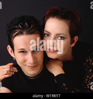 Junge hip Paar in die Kamera schaut in der Liebe Stockfoto