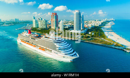 Kreuzfahrtschiff (Carnival Magic) Eingang zum Atlantischen Ozean, vom Hafen von Miami. South Beach. Florida. USA. Stockfoto