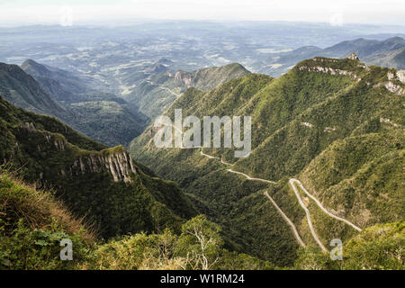 Bom Jardim Da Serra, Santa Catarina, Brasilien. 20. Juli 2018. Ein Blick auf eine Straße SC 438 in Rio do Rastro Berge Credit: Ricardo Ribas/SOPA Images/ZUMA Draht/Alamy leben Nachrichten Stockfoto