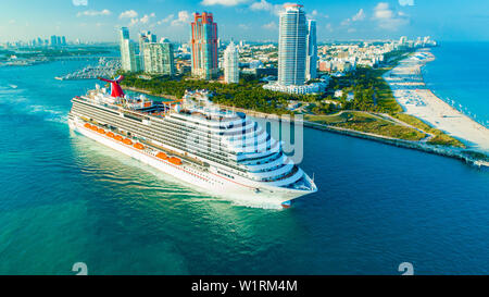 Kreuzfahrtschiff (Carnival Magic) Eingang zum Atlantischen Ozean, vom Hafen von Miami. South Beach. Florida. USA. Stockfoto