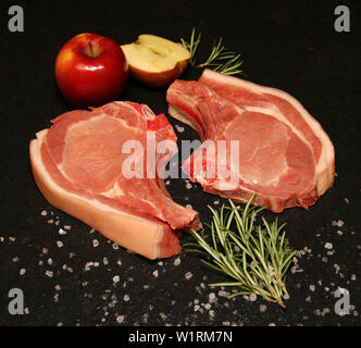 Schweinelendchen auf schwarzem Hintergrund Werbung ein Metzger Fleisch hacken Stockfoto