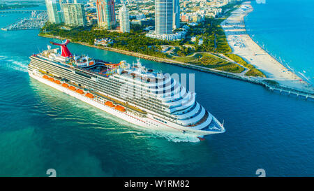 Kreuzfahrtschiff (Carnival Magic) Eingang zum Atlantischen Ozean, vom Hafen von Miami. South Beach. Florida. USA. Stockfoto