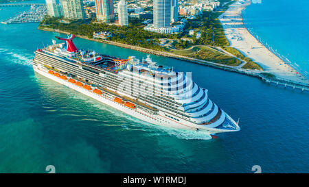 Kreuzfahrtschiff (Carnival Magic) Eingang zum Atlantischen Ozean, vom Hafen von Miami. South Beach. Florida. USA. Stockfoto