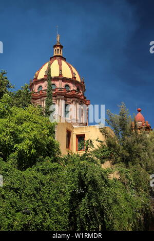 Kirche der Nonnen in San Miguel de Allende, Guanajuato, Mexiko in der grünen Oase. Stockfoto