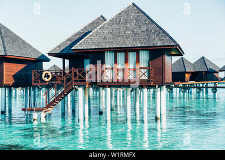 Water Villas in Malediven an einem sonnigen Tag, Insel Paradies entspannen Stockfoto