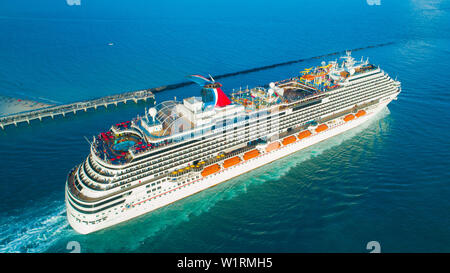 Kreuzfahrtschiff (Carnival Magic) Eingang zum Atlantischen Ozean, vom Hafen von Miami. South Beach. Florida. USA. Stockfoto