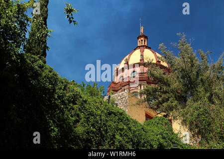 Kirche der Nonnen in San Miguel de Allende, Guanajuato, Mexiko in der grünen Oase. Stockfoto
