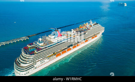 Kreuzfahrtschiff (Carnival Magic) Eingang zum Atlantischen Ozean, vom Hafen von Miami. South Beach. Florida. USA. Stockfoto