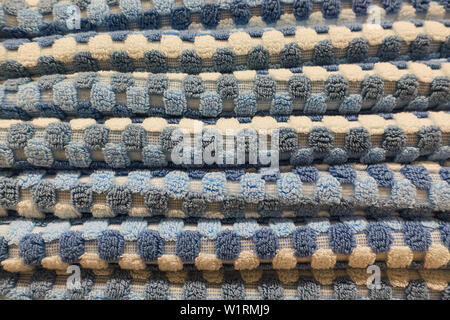 Stapel gefaltete handtücher Close-up auf dem Regal. Stockfoto